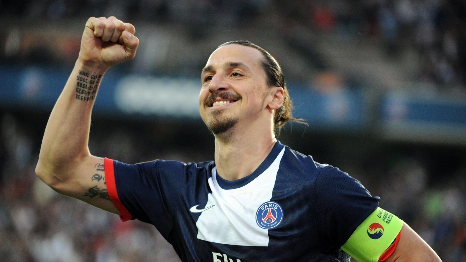 _场边观众：球迷盛会尽显激情_，球迷观赛时看到精彩瞬间,会激动得